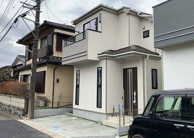 住宅用の土地では前面道路に2m以上接していなければならないと法律で定められています。しかし、お持ちの車のサイズやライフスタイルなどにより、2mでは利便が悪い場合もございますので、事前に確認しましょう。