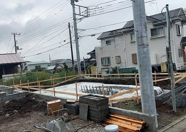 木造住宅とは土台、壁、柱など建築物の強度を支える構造体の材に木が使用されている構造を指します。構造体は建物の自重を支えるだけではなく風圧や水圧、積裁荷重などあらゆる衝撃に耐えるための基礎です。