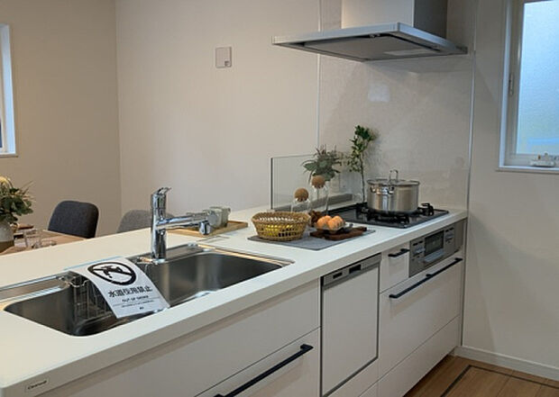 標準的なシステムキッチンの横幅は、165cm~300cm程度です。2100・2400・2550・2700などミリ単位で表記されます。普段どのように料理をするのかを想定しながら合ったサイズを選びましょう