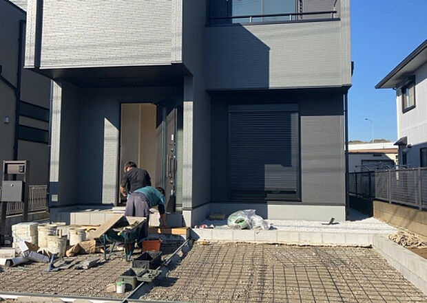 木造住宅とは土台、壁、柱など建築物の強度を支える構造体の材に木が使用されている構造を指します。構造体は建物の自重を支えるだけではなく風圧や水圧、積裁荷重などあらゆる衝撃に耐えるための基礎です。