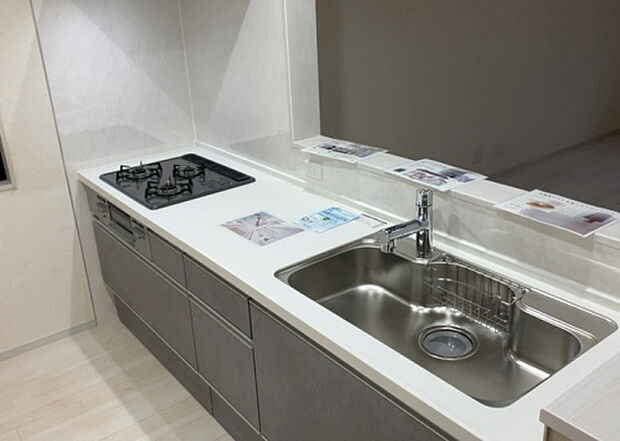 標準的なシステムキッチンの横幅は、165cm~300cm程度です。2100・2400・2550・2700などミリ単位で表記されます。普段どのように料理をするのかを想定しながら合ったサイズを選びましょう