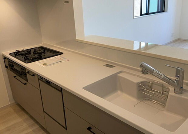 標準的なシステムキッチンの横幅は、165cm~300cm程度です。2100・2400・2550・2700などミリ単位で表記されます。普段どのように料理をするのかを想定しながら合ったサイズを選びましょう