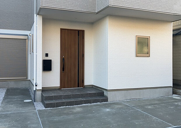 木造住宅とは土台、壁、柱など建築物の強度を支える構造体の材に木が使用されている構造を指します。構造体は建物の自重を支えるだけではなく風圧や水圧、積裁荷重などあらゆる衝撃に耐えるための基礎です。