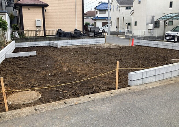 木造住宅とは土台、壁、柱など建築物の強度を支える構造体の材に木が使用されている構造を指します。構造体は建物の自重を支えるだけではなく風圧や水圧、積裁荷重などあらゆる衝撃に耐えるための基礎です。