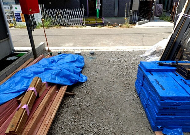 車一台あたりに必要なスペースは、標準サイズの普通自動車で横幅2m50cm、長さ5mは必要になります。ただし、乗降のことも考慮して横幅3m30cm、長さ5m50cmほどは確保できるところを選びましょう。