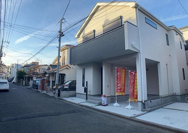 住宅用の土地では前面道路に2m以上接していなければならないと法律で定められています。しかし、お持ちの車のサイズやライフスタイルなどにより、2mでは利便が悪い場合もございますので、事前に確認しましょう。