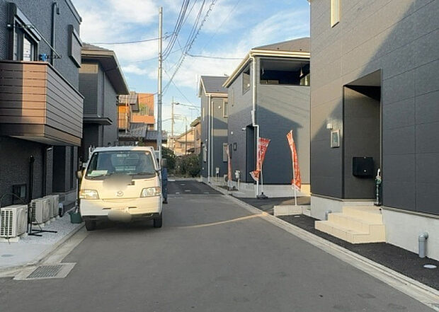 住宅用の土地では前面道路に2m以上接していなければならないと法律で定められています。しかし、お持ちの車のサイズやライフスタイルなどにより、2mでは利便が悪い場合もございますので、事前に確認しましょう。