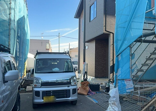 住宅用の土地では前面道路に2m以上接していなければならないと法律で定められています。しかし、お持ちの車のサイズやライフスタイルなどにより、2mでは利便が悪い場合もございますので、事前に確認しましょう。