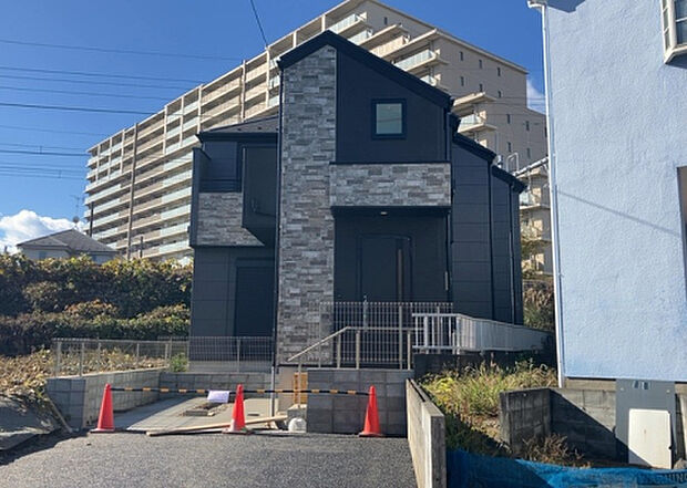 住宅用の土地では前面道路に2m以上接していなければならないと法律で定められています。しかし、お持ちの車のサイズやライフスタイルなどにより、2mでは利便が悪い場合もございますので、事前に確認しましょう。