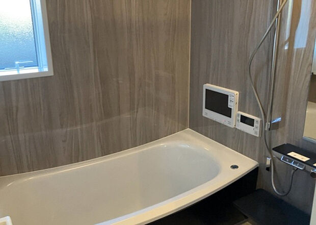 入浴時の快適さも大事なことですが、綺麗な状態を維持できなければ気持ちよく入浴できません。毎日の掃除が楽という点は大事なポイントになります！カビが生えにくく掃除がしやすい、壁や浴槽を選ぶといいでしょう。