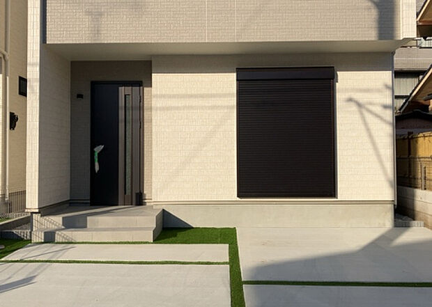 木造住宅とは土台、壁、柱など建築物の強度を支える構造体の材に木が使用されている構造を指します。構造体は建物の自重を支えるだけではなく風圧や水圧、積裁荷重などあらゆる衝撃に耐えるための基礎です。