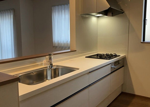 標準的なシステムキッチンの横幅は、165cm～300cm程度です。2100・2400・2550・2700などミリ単位で表記されます。普段どのように料理をするのかを想定しながら合ったサイズを選びましょう