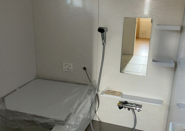 入浴時の快適さも大事なことですが、綺麗な状態を維持できなければ気持ちよく入浴できません。毎日の掃除が楽という点は大事なポイントになります！カビが生えにくく掃除がしやすい、壁や浴槽を選ぶといいでしょう。