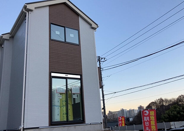 ついに完成致しました!現地をご見学に行く際は、道路の幅や周辺の交通量、施設などをご確認頂くことをおすすめします!物件の流れが早いため、内見をしたい方はお早めに当社営業までお問い合わせ頂きご予約下さい!