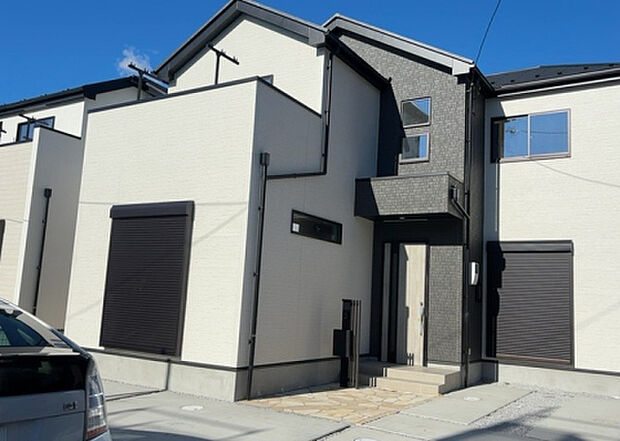 住宅用の土地では前面道路に2m以上接していなければならないと法律で定められています。しかし、お持ちの車のサイズやライフスタイルなどにより、2mでは利便が悪い場合もございますので、事前に確認しましょう。