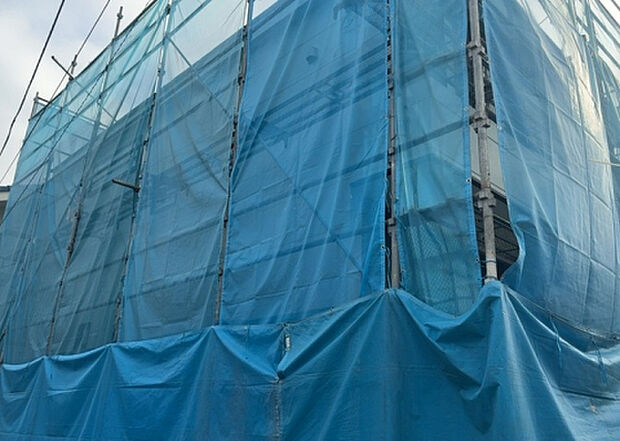 木造住宅とは土台、壁、柱など建築物の強度を支える構造体の材に木が使用されている構造を指します。構造体は建物の自重を支えるだけではなく風圧や水圧、積裁荷重などあらゆる衝撃に耐えるための基礎です。