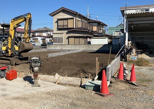 現地をご見学に行く際は、道路の幅や周辺の交通量、施設などをご確認頂くことをおすすめします！ある程度イメージをつけたいという場合は、同売主の施工事例や完成パースもお見せします。