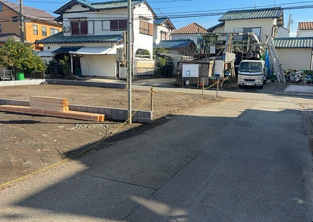 住宅用の土地では前面道路に2m以上接していなければならないと法律で定められています。しかし、お持ちの車のサイズやライフスタイルなどにより、2mでは利便が悪い場合もございますので、事前に確認しましょう。