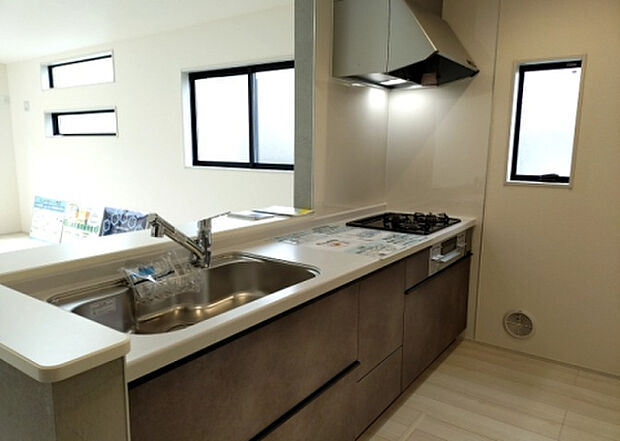 標準的なシステムキッチンの横幅は、165cm～300cm程度です。2100・2400・2550・2700などミリ単位で表記されます。普段どのように料理をするのかを想定しながら合ったサイズを選びましょう