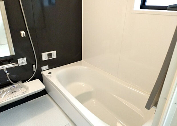 入浴時の快適さも大事なことですが、綺麗な状態を維持できなければ気持ちよく入浴できません。毎日の掃除が楽という点は大事なポイントになります！カビが生えにくく掃除がしやすい、壁や浴槽を選ぶといいでしょう。