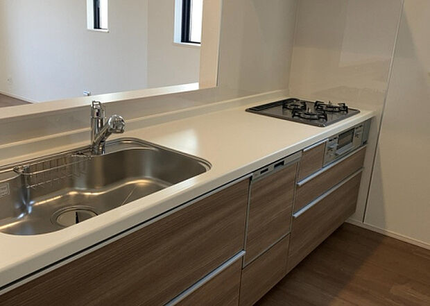 標準的なシステムキッチンの横幅は、165cm～300cm程度です。2100・2400・2550・2700などミリ単位で表記されます。普段どのように料理をするのかを想定しながら合ったサイズを選びましょう