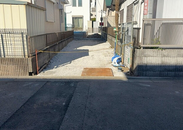 住宅用の土地では前面道路に2m以上接していなければならないと法律で定められています。しかし、お持ちの車のサイズやライフスタイルなどにより、2mでは利便が悪い場合もございますので、事前に確認しましょう。