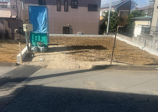 住宅用の土地では前面道路に2m以上接していなければならないと法律で定められています。しかし、お持ちの車のサイズやライフスタイルなどにより、2mでは利便が悪い場合もございますので、事前に確認しましょう。