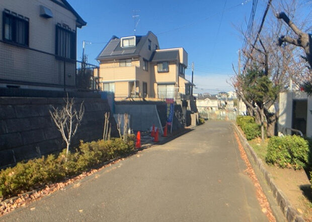 住宅用の土地では前面道路に2m以上接していなければならないと法律で定められています。しかし、お持ちの車のサイズやライフスタイルなどにより、2mでは利便が悪い場合もございますので、事前に確認しましょう。