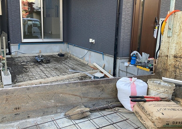 車一台あたりに必要なスペースは、標準サイズの普通自動車で横幅2m50cm、長さ5mは必要になります。ただし、乗降のことも考慮して横幅3m30cm、長さ5m50cmほどは確保できるところを選びましょう。