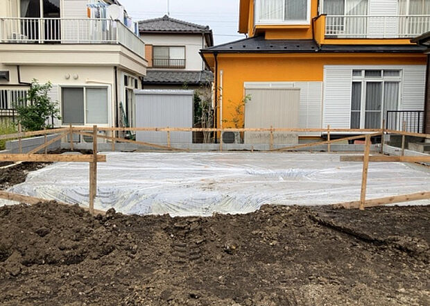 現地をご見学に行く際は、道路の幅や周辺の交通量、施設などをご確認頂くことをおすすめします！ある程度イメージをつけたいという場合は、同売主の施工事例や完成パースもお見せします。