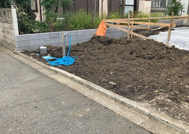 車一台あたりに必要なスペースは、標準サイズの普通自動車で横幅2m50cm、長さ5mは必要になります。ただし、乗降のことも考慮して横幅3m30cm、長さ5m50cmほどは確保できるところを選びましょう。