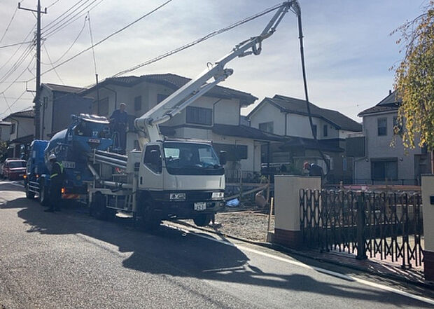 住宅用の土地では前面道路に2m以上接していなければならないと法律で定められています。しかし、お持ちの車のサイズやライフスタイルなどにより、2mでは利便が悪い場合もございますので、事前に確認しましょう。