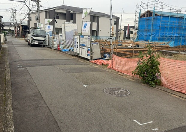 住宅用の土地では前面道路に2m以上接していなければならないと法律で定められています。しかし、お持ちの車のサイズやライフスタイルなどにより、2mでは利便が悪い場合もございますので、事前に確認しましょう。