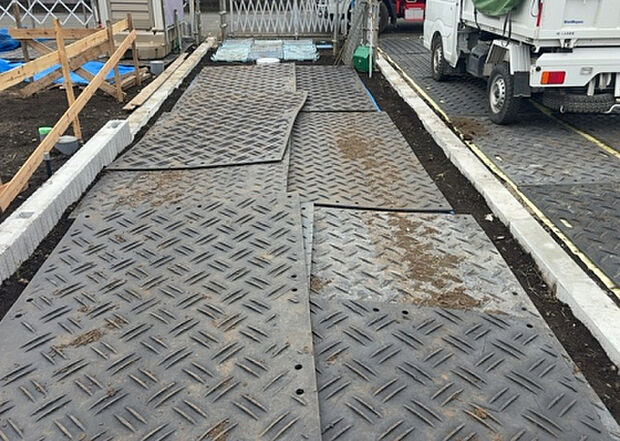 車一台あたりに必要なスペースは、標準サイズの普通自動車で横幅2m50cm、長さ5mは必要になります。ただし、乗降のことも考慮して横幅3m30cm、長さ5m50cmほどは確保できるところを選びましょう。