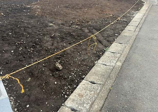 車一台あたりに必要なスペースは、標準サイズの普通自動車で横幅2m50cm、長さ5mは必要になります。ただし、乗降のことも考慮して横幅3m30cm、長さ5m50cmほどは確保できるところを選びましょう。