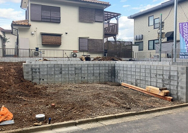 木造住宅とは土台、壁、柱など建築物の強度を支える構造体の材に木が使用されている構造を指します。構造体は建物の自重を支えるだけではなく風圧や水圧、積裁荷重などあらゆる衝撃に耐えるための基礎です。