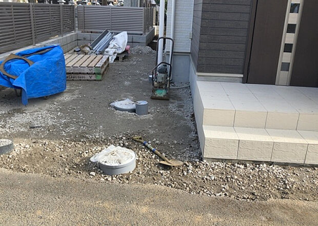 車一台あたりに必要なスペースは、標準サイズの普通自動車で横幅2m50cm、長さ5mは必要になります。ただし、乗降のことも考慮して横幅3m30cm、長さ5m50cmほどは確保できるところを選びましょう。