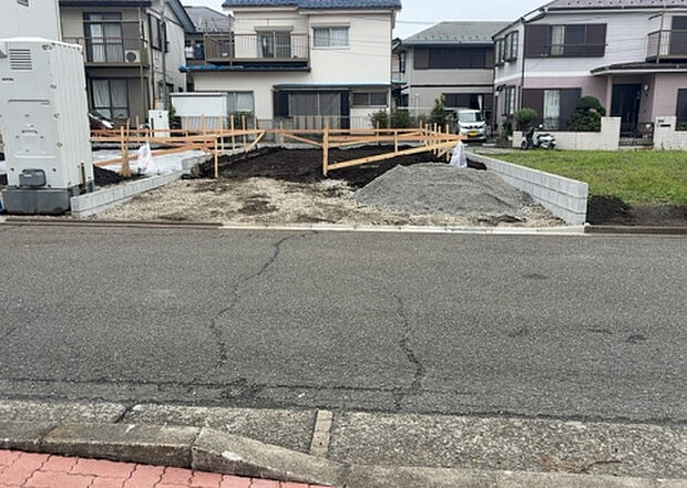 住宅用の土地では前面道路に2m以上接していなければならないと法律で定められています。しかし、お持ちの車のサイズやライフスタイルなどにより、2mでは利便が悪い場合もございますので、事前に確認しましょう。