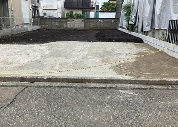 住宅用の土地では前面道路に2m以上接していなければならないと法律で定められています。しかし、お持ちの車のサイズやライフスタイルなどにより、2mでは利便が悪い場合もございますので、事前に確認しましょう。