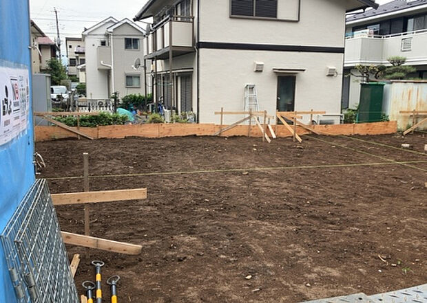 木造住宅とは土台、壁、柱など建築物の強度を支える構造体の材に木が使用されている構造を指します。構造体は建物の自重を支えるだけではなく風圧や水圧、積裁荷重などあらゆる衝撃に耐えるための基礎です。