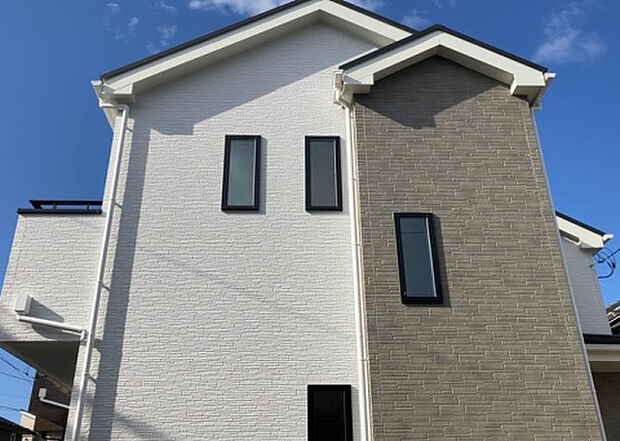 住宅用の土地では前面道路に2m以上接していなければならないと法律で定められています。しかし、お持ちの車のサイズやライフスタイルなどにより、2mでは利便が悪い場合もございますので、事前に確認しましょう。