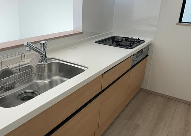 標準的なシステムキッチンの横幅は、165cm~300cm程度です。2100・2400・2550・2700などミリ単位で表記されます。普段どのように料理をするのかを想定しながら合ったサイズを選びましょう