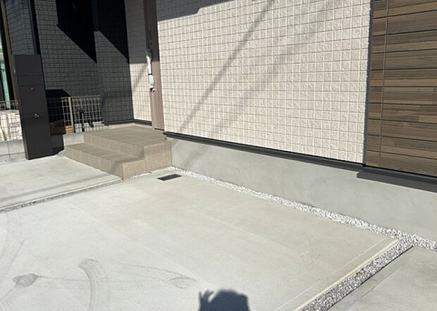 木造住宅とは土台、壁、柱など建築物の強度を支える構造体の材に木が使用されている構造を指します。構造体は建物の自重を支えるだけではなく風圧や水圧、積裁荷重などあらゆる衝撃に耐えるための基礎です。