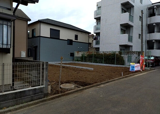 住宅用の土地では前面道路に2m以上接していなければならないと法律で定められています。しかし、お持ちの車のサイズやライフスタイルなどにより、2mでは利便が悪い場合もございますので、事前に確認しましょう。