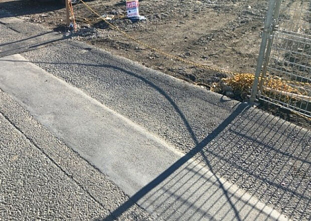 住宅用の土地では前面道路に2m以上接していなければならないと法律で定められています。しかし、お持ちの車のサイズやライフスタイルなどにより、2mでは利便が悪い場合もございますので、事前に確認しましょう。