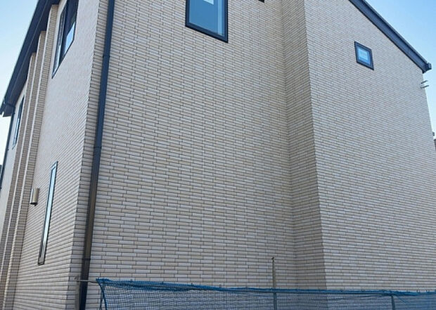 木造住宅とは土台、壁、柱など建築物の強度を支える構造体の材に木が使用されている構造を指します。構造体は建物の自重を支えるだけではなく風圧や水圧、積裁荷重などあらゆる衝撃に耐えるための基礎です。