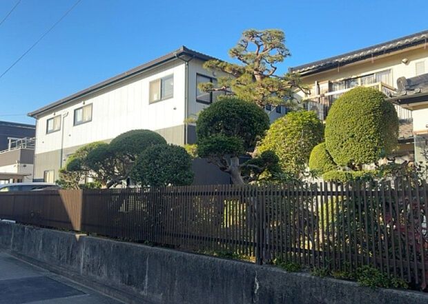 桜や紅葉の名所に出かける人は多いと思いますが、家にいながら季節の移ろいを感じる生活を送りませんか?リビングや窓から見える景色が生活を彩るワンポイントに!現地から見える景色を堪能してみては如何でしょう。