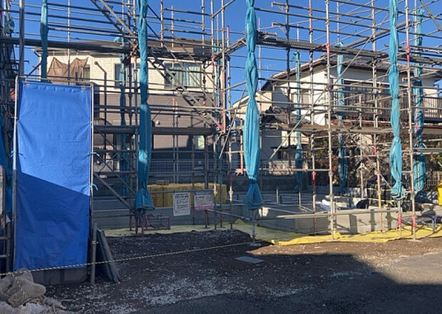 住宅用の土地では前面道路に2m以上接していなければならないと法律で定められています。しかし、お持ちの車のサイズやライフスタイルなどにより、2mでは利便が悪い場合もございますので、事前に確認しましょう。