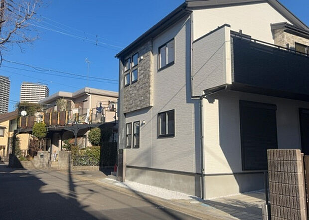 住宅用の土地では前面道路に2m以上接していなければならないと法律で定められています。しかし、お持ちの車のサイズやライフスタイルなどにより、2mでは利便が悪い場合もございますので、事前に確認しましょう。