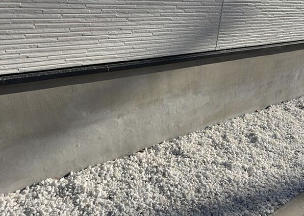 木造住宅とは土台、壁、柱など建築物の強度を支える構造体の材に木が使用されている構造を指します。構造体は建物の自重を支えるだけではなく風圧や水圧、積裁荷重などあらゆる衝撃に耐えるための基礎です。